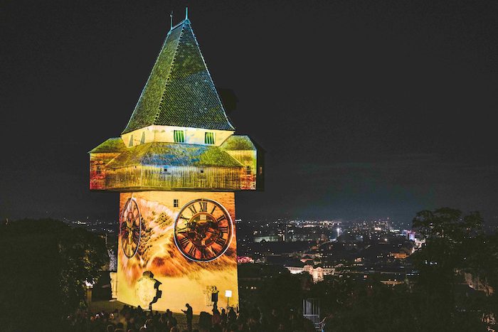 Beleuchter Uhrturm bei Klanglicht in Graz.