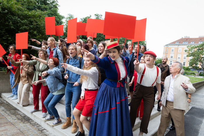 Tomris Lahusen (Leopoldine), Anna Marie Schneider (Petronella Zedtwitz), Gregor Schuster (Otto), Ensemble