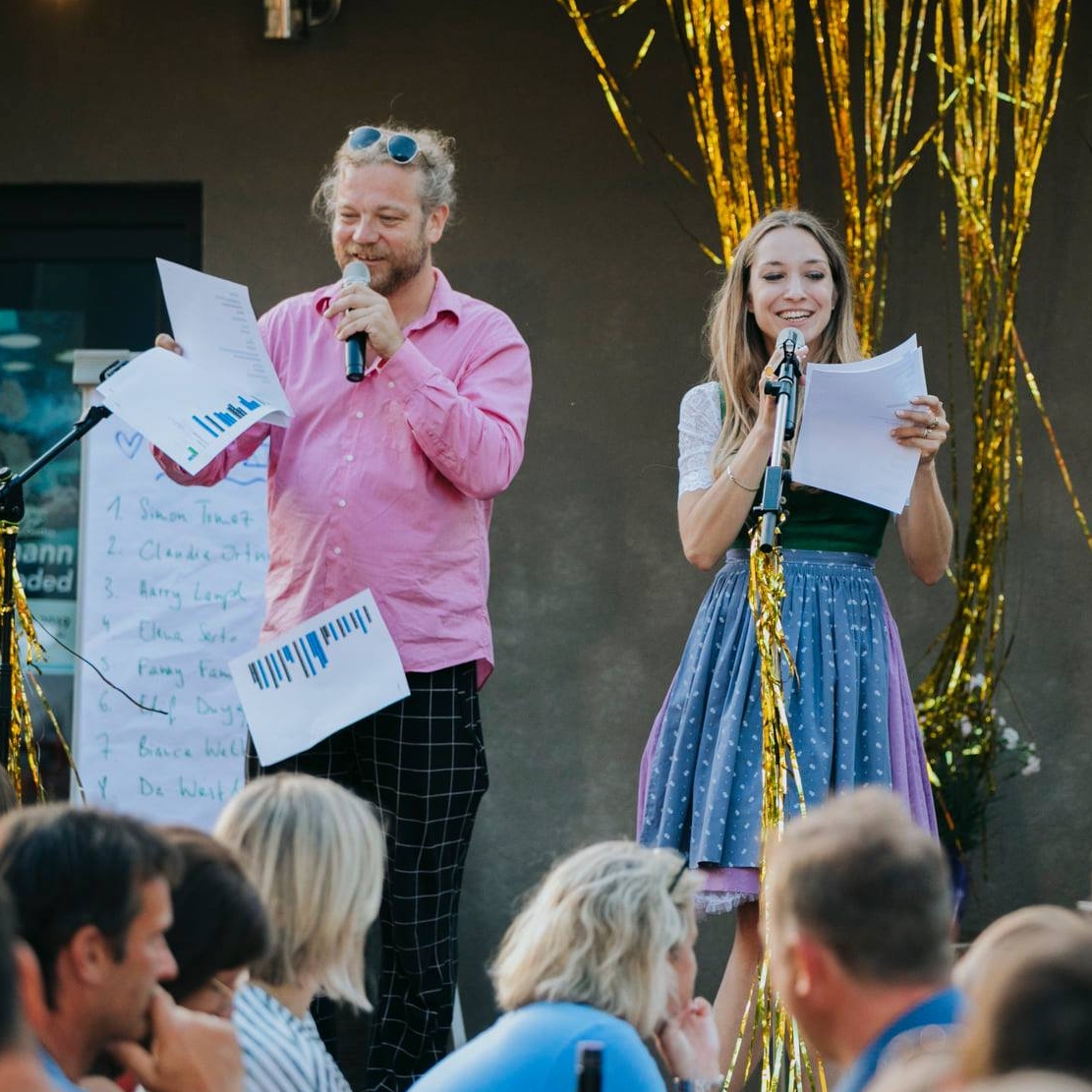 Jimi Lend und Helena Schmidt performen mit Mikrophonen in der Hand einen Text