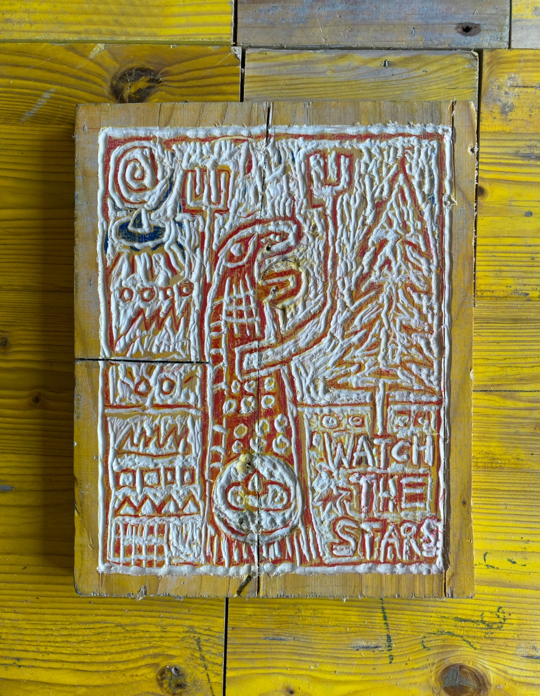 Moderne Motive in Holz geschnitzt