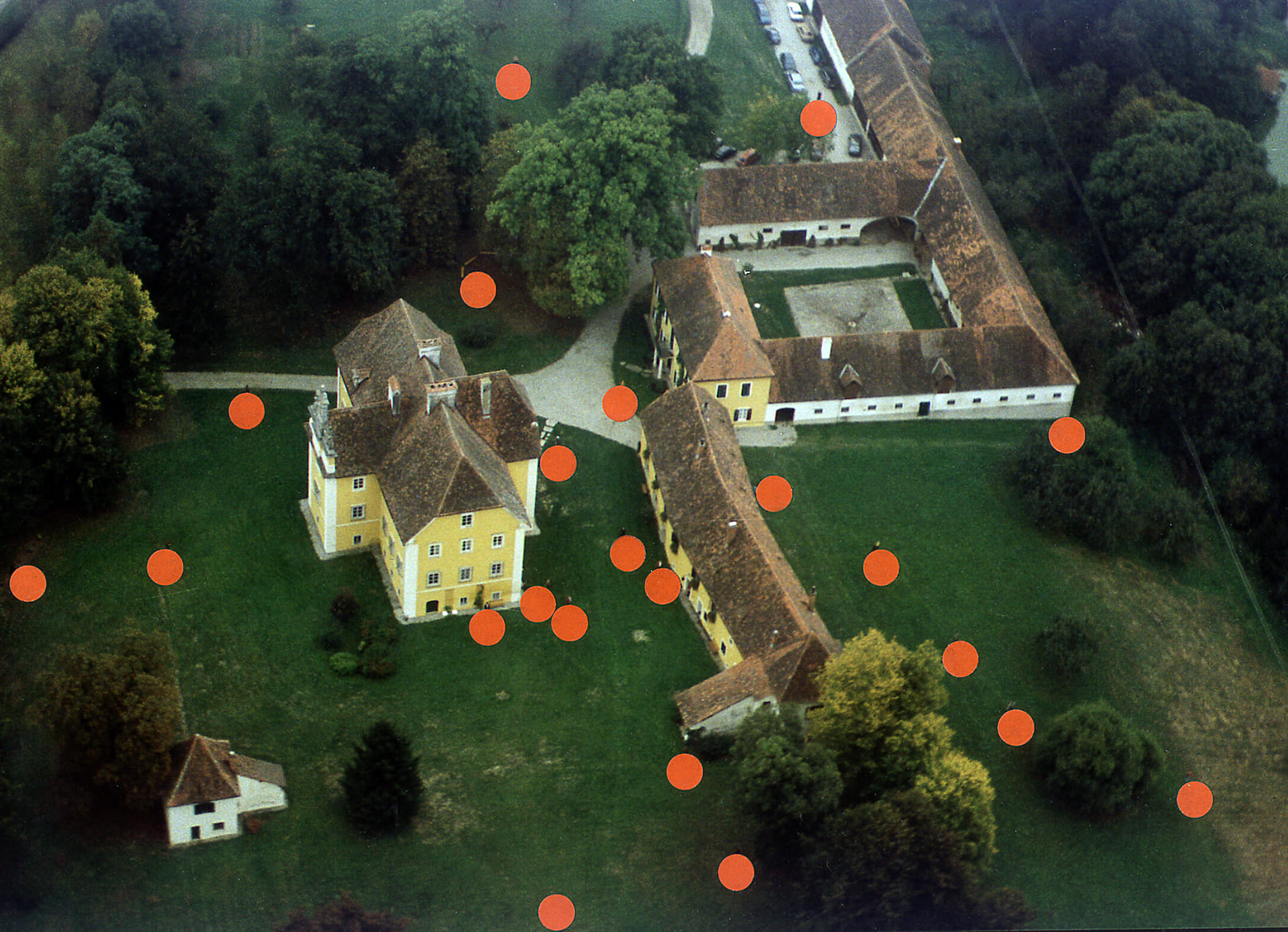 Vadim Zakharov, Zachariasflug (1992), Aktion, aus dem Projekt The Blue File of Castle Eybesfeld, Schlosspark Eybesfeld, steirischer herbst ’92, Foto: Vadim Zakharov, mit freundlicher Genehmigung des Künstlers