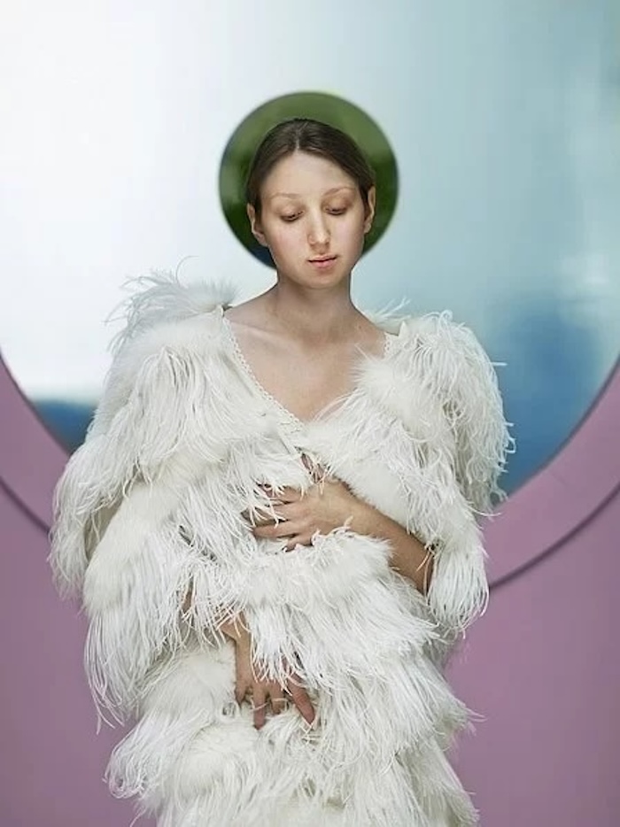 Dorothee Golz, „Madonna mit den weißen Federn“, 2011, c-print, Fotopapier, diasec, 130 x 98 cm, Bild: L.art Galerie, © Oskar Schmidt, © Dorothee Golz, Bildrecht, Wien 2024