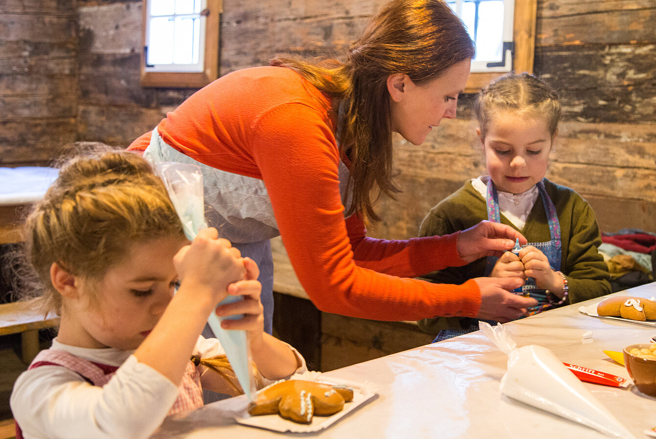 Winter-Werkeln für Kinder - Lebkuchen und Goldnüsse