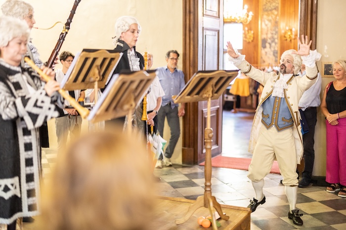 "Treppauf, treppab" im Palais Attems mit Haushofmeister Hippolyt (Matthias Ohner)