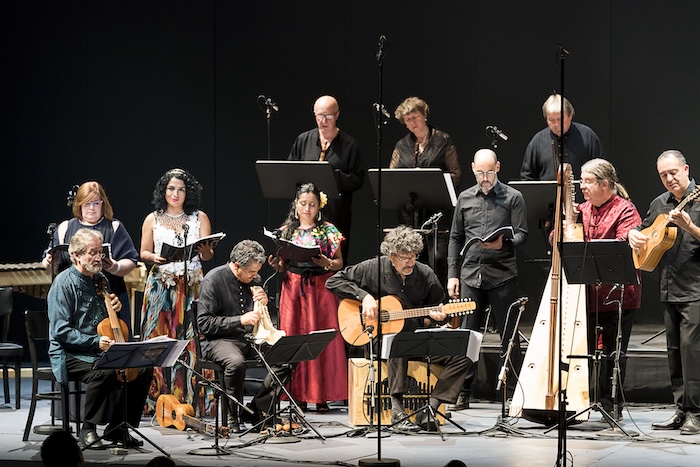 Jordi Savall inmitten seiner multinationalen Truppe