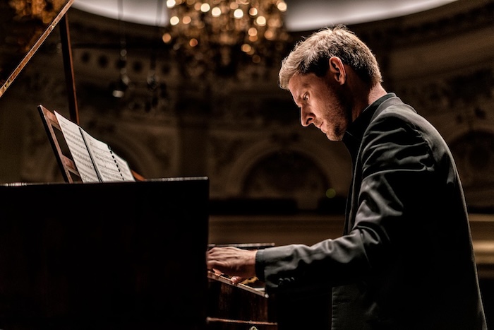 Kristian Bezuidenhout am Klavier