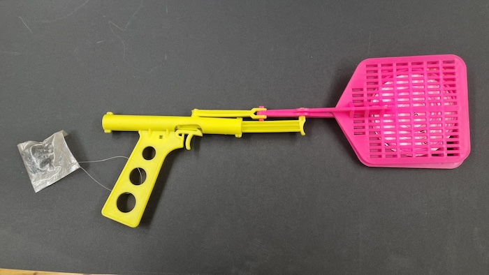 Wespenphobie-Objekt - aus einer über 60teiligen Sammlung an Fliegenprackern, 1980er bis 2010er Jahre