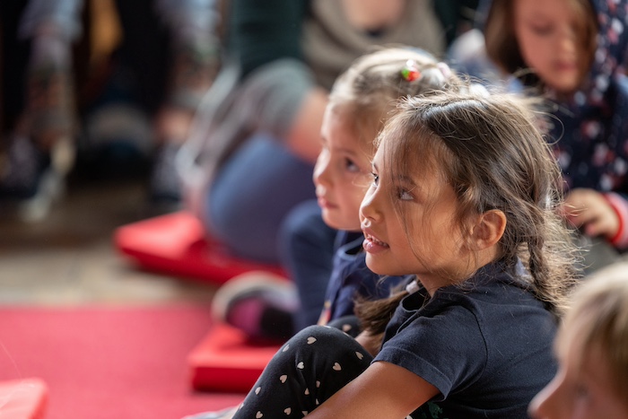 Kinder lauschen beim Sitzkissenkonzert im Styriarte.STUDIO im Palais Attems.