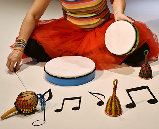 Gudrun mit Taktstock, Noten und Instrumenten