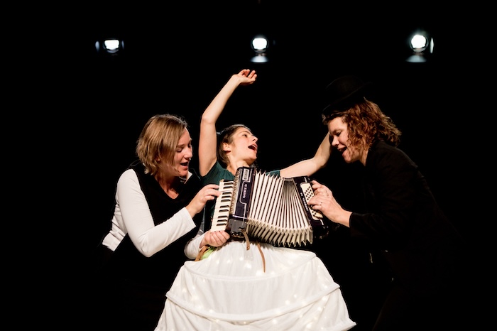 JuJu & Franz, Ein Hut, ein Stock, ein Damenunterrock