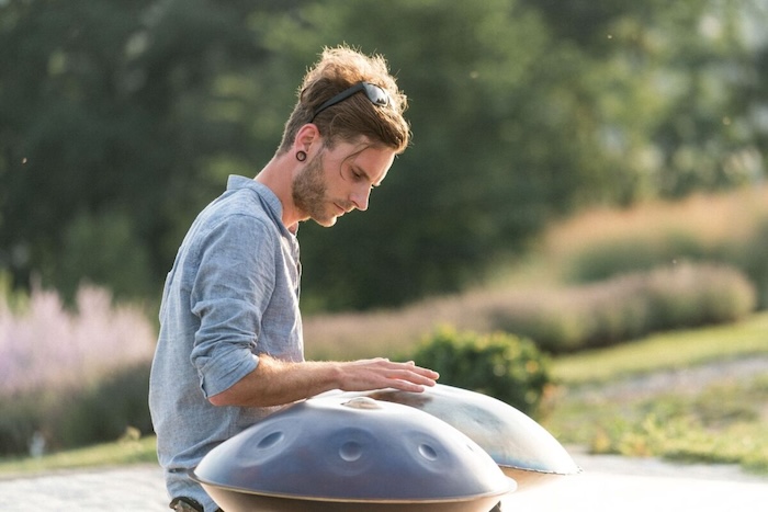 Johannes Kronegger mit Handpan