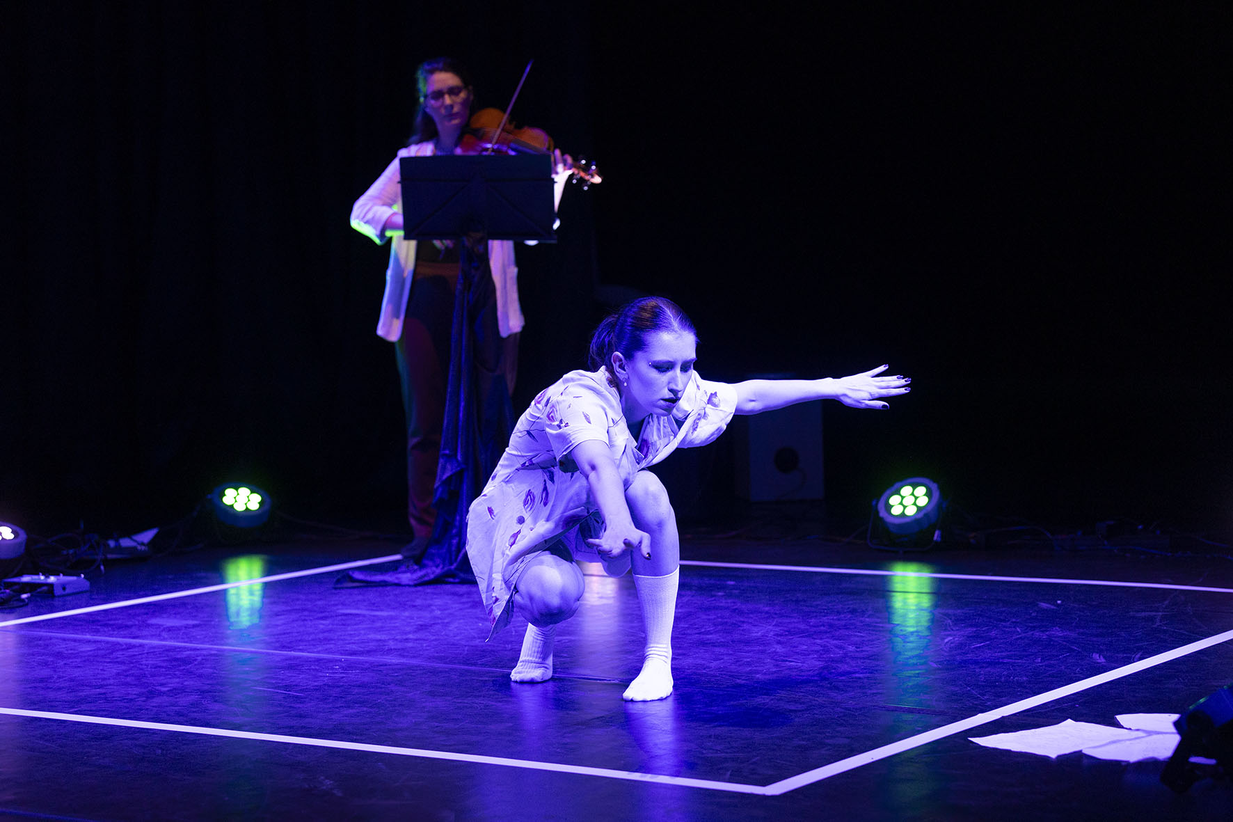 Tänzerin, Bühne, Musikerin mit Geige