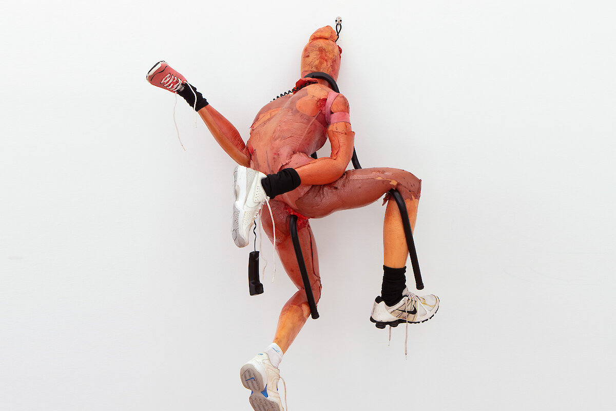 Fotocredit: Diego Bianchi, Accessory Body, 2022   Foto: Gustavos Sosa Pinilla Diego Bianchi: Errores Irreales