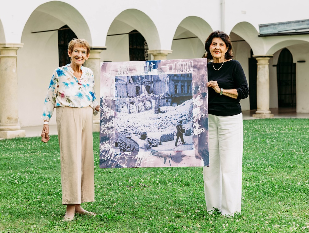 Edith Temmel und Margret Roth (v.l.n.r.) laden zur Ausstellung in den Minoriten Graz.