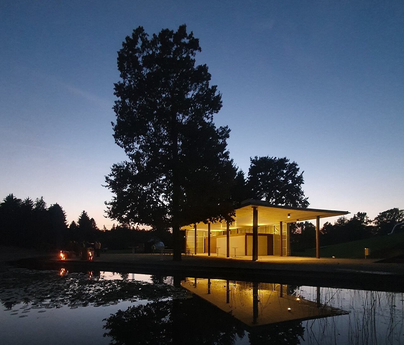 Berggartencafé bei Dämmerung