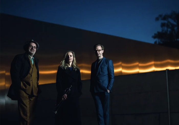 Lina Allemano’s Ohrenschmaus (CA/N/D) ist ein Jazz-Trio aus Berlin.