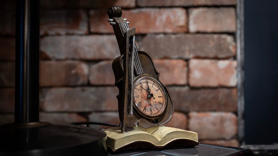 Buch, Uhr und Violine
