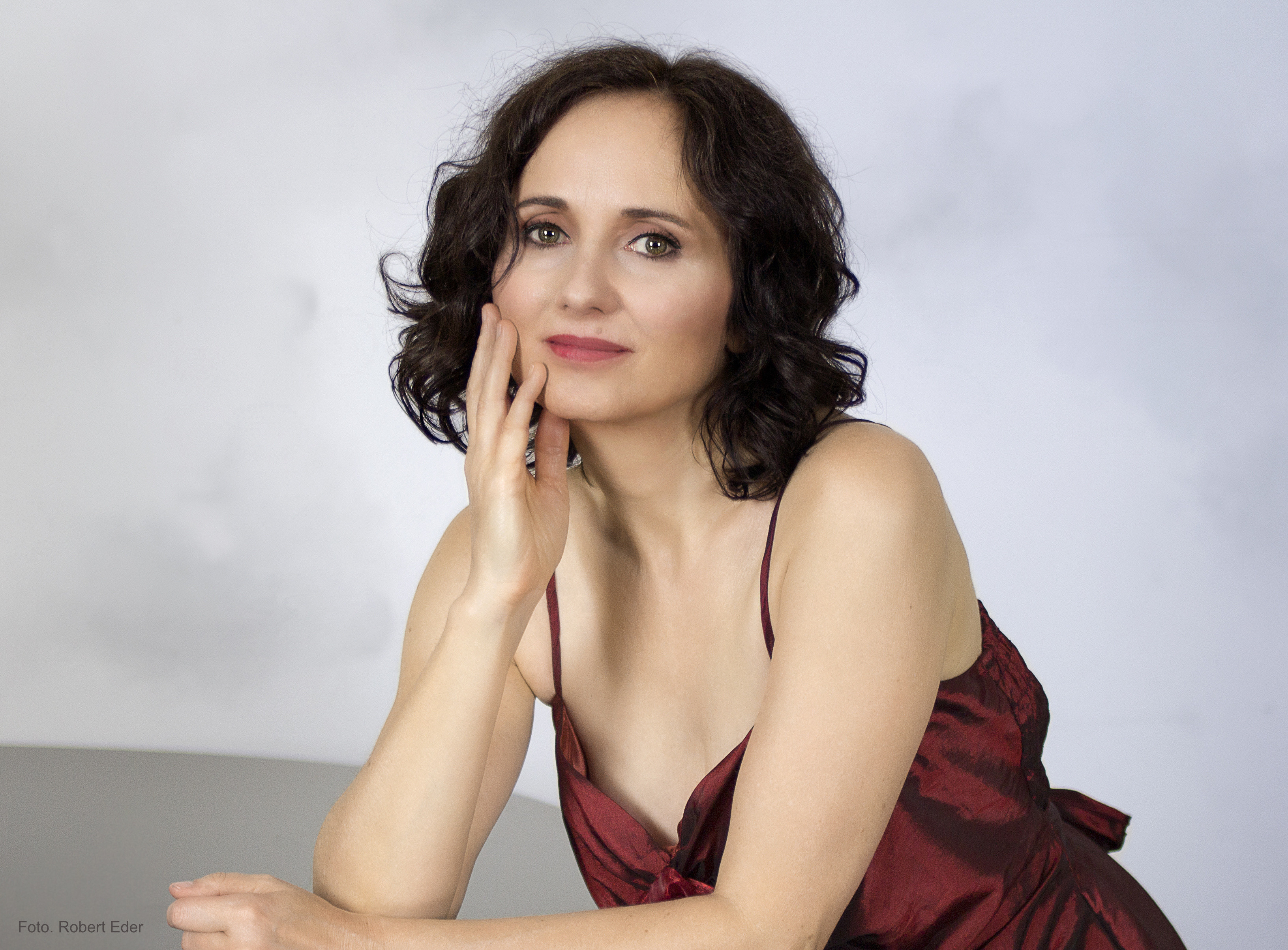 Portrait der Pianistin Ingrid Marsoner am Klavier