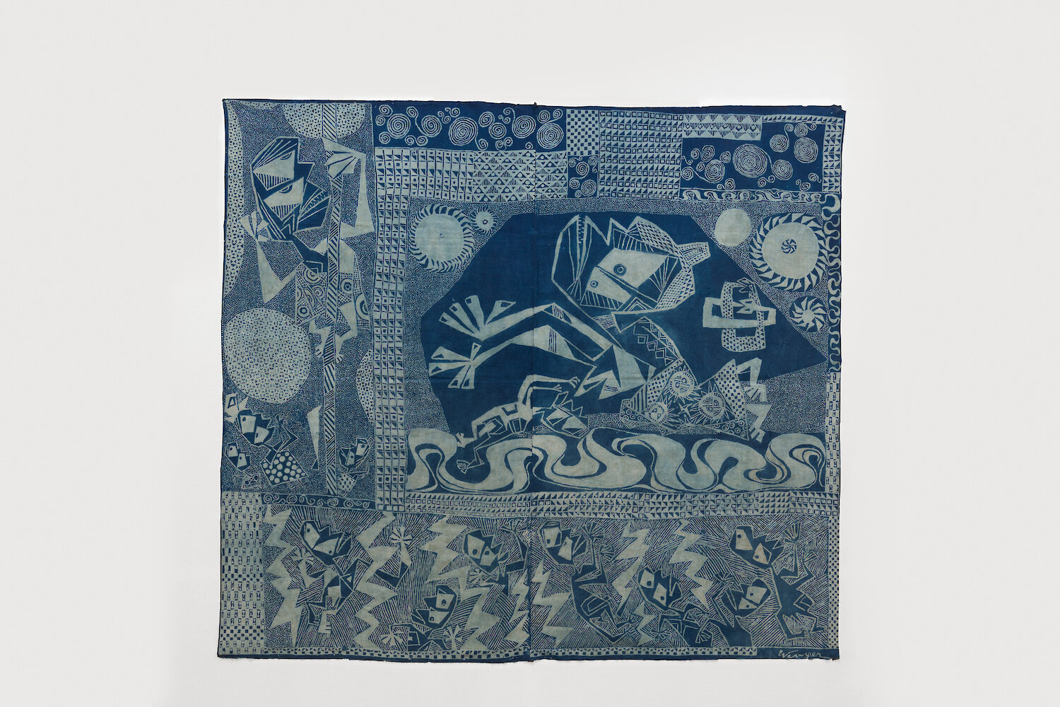 Fotocredit: Susanne Wenger Foundation, Krems Foto: © Martin Bilinovac Susanne Wenger, Mọrèmi, Odùduwà steigt vom Himmel, 1959 àdìrẹ Kassavastärkebatik 200 × 391 cm