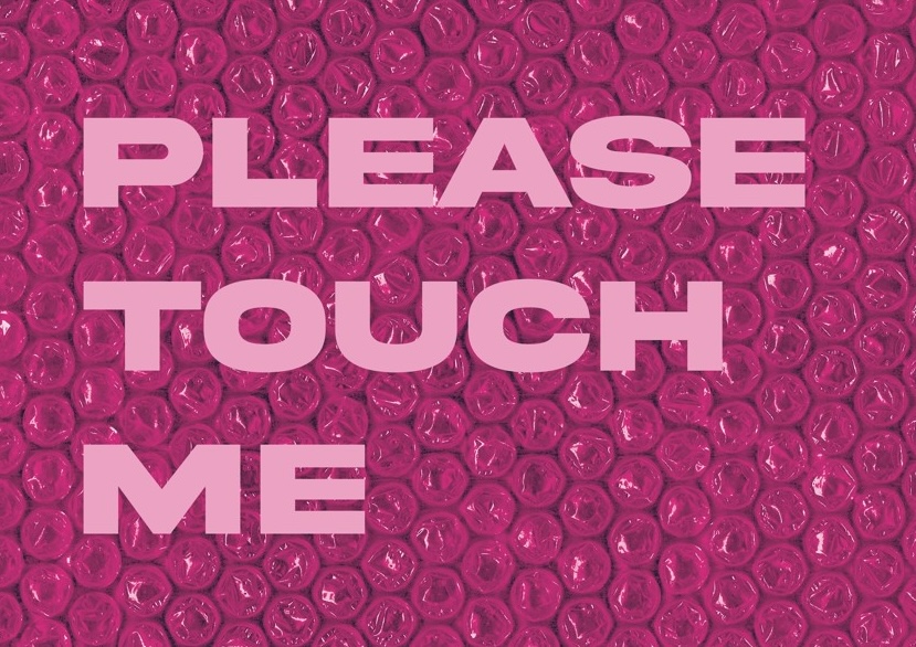 Fotocredit: Die Ausstellung „Please touch me“ von Studierenden des Faches Kunst und Gestaltung – geleitet von ULRICH TRAGATSCHNIG - lädt Besucher:innen ein, die Werke zu berühren. Studierende des Faches „Kunst und Gestaltung“ der Pädagogischen Hochschule Steiermark https://www.phst.at/home/ besuchten das Museum der Wahrnehmung im Rahmen einer Führung und eines Workshops zur Kunstausstellung CHRISTOPH GESING „Way of colour“ und nahmen am Vortrag von Bettina Uhlig „Philosophieren mit Kindern zur Kunst“ teil. Anschließend erarbeiteten die Studierenden in Kleingruppen ein Ausstellungskonzept für das MUWA-Obergeschoß. Aus den Konzepten wurde das Projekt PLEASE TOUCH ME ausgewählt, im Rahmen dessen alle Studierenden Objekte entwickelt haben, die explizit zum Berühren einladen. Mit Arbeiten von Jakob Gosch, Barbara Hafner, Lukas Hafner, Carina Jäger, Maja Jaritz, Franziska Lehfeldt, Katharina Leitner, Helena Maier, David Stefan Mauerhofer, Lisa Nebauer, Antonia Marie Pfennich, Teresa Maria Putzer, Maria Reisinger, Noor Rihawi, Angelina Sando, Helene Scherz, Lena Scurek, Liliana Theiler, Jasmin Trummer, Mathea Wilhelm, Julian Zeiner Please touch me | MUWA