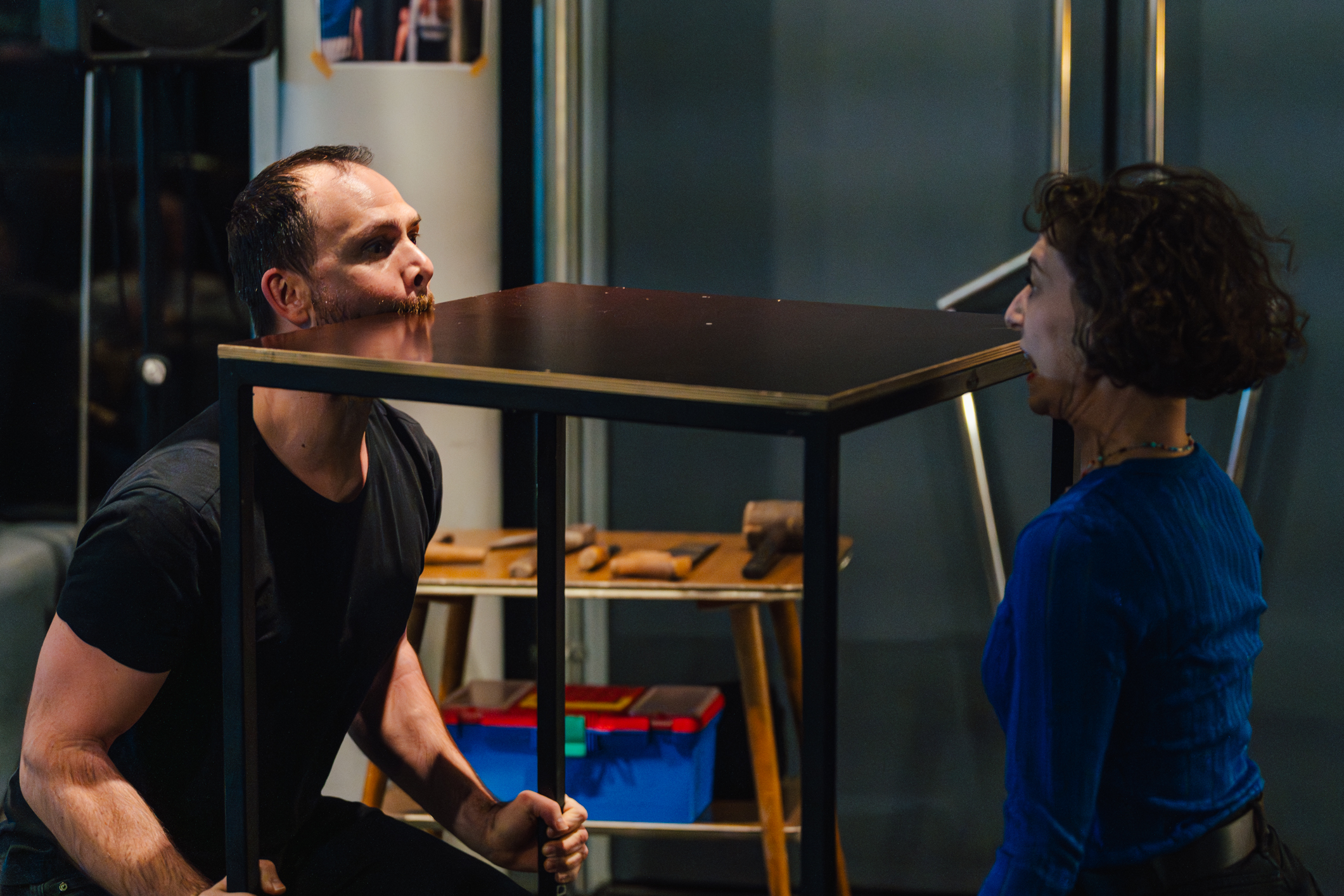 Mann, Frau, Tisch, hochheben mit Mund statt Händen