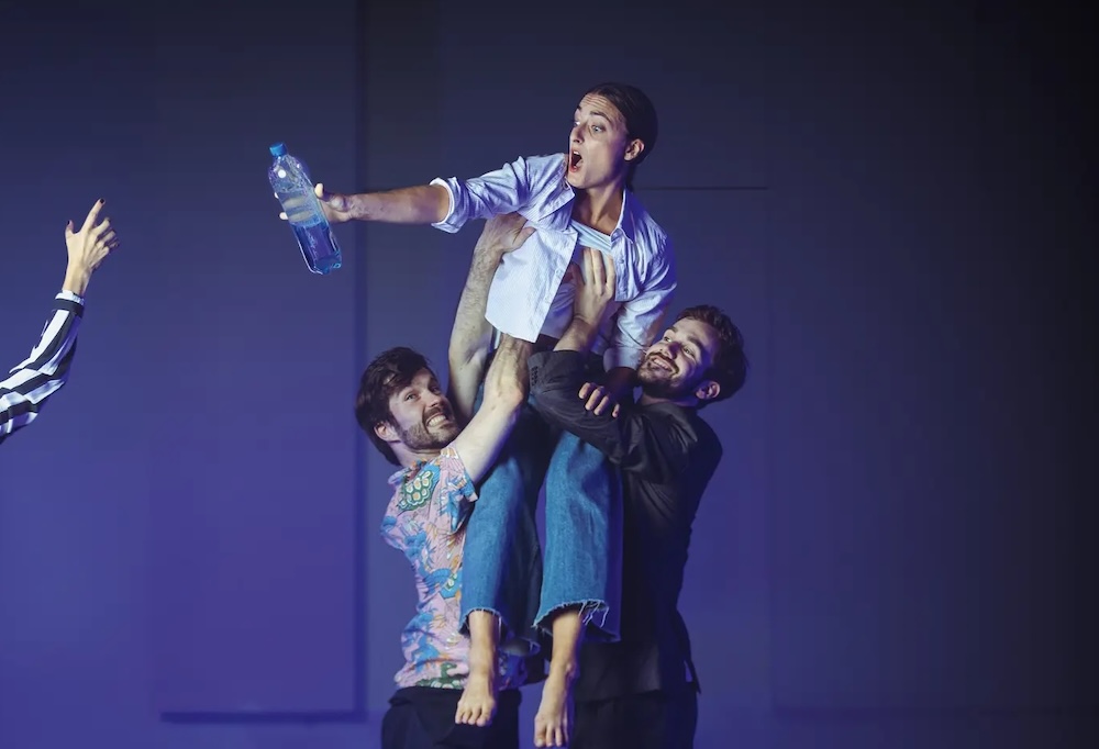 Zwei Männer, heben Frau