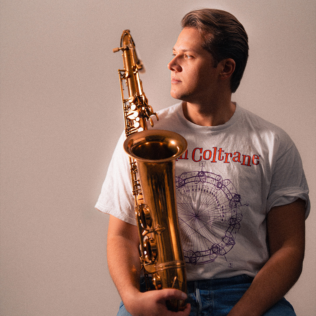 Porträt von Armin Jambor, Saxophonist und Komponist, der seine neue musikalische Richtung präsentiert. Nach seinem Album „Absence“ verbindet er lyrische Melodien mit energetischem Drive. Gemeinsam mit Mátyás Bartha (Piano), Danny Ziemann (Bass) und Oleg Markov (Drums) tourt er 2025 durch Österreich und Deutschland sowie im Januar 2026 durch Bayern. Das neue Material wird vor dem Studiobesuch erstmals live im Zehnerhaus vorgestellt.