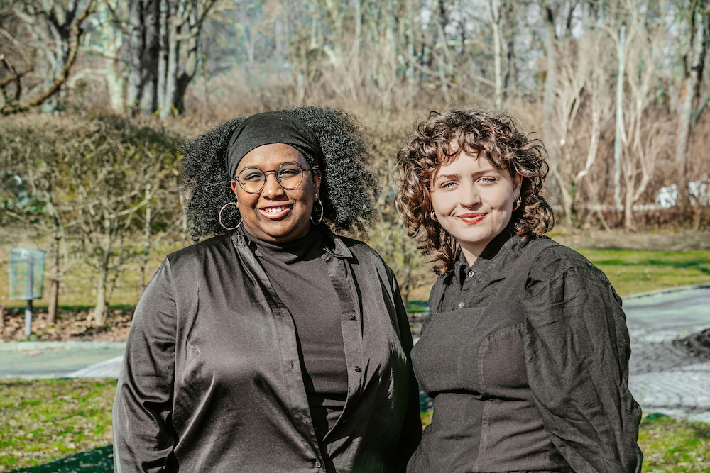 Das Pressefoto zeigt die KUG-Absolventinnen Maria POMMER und Constanze REBHANDL