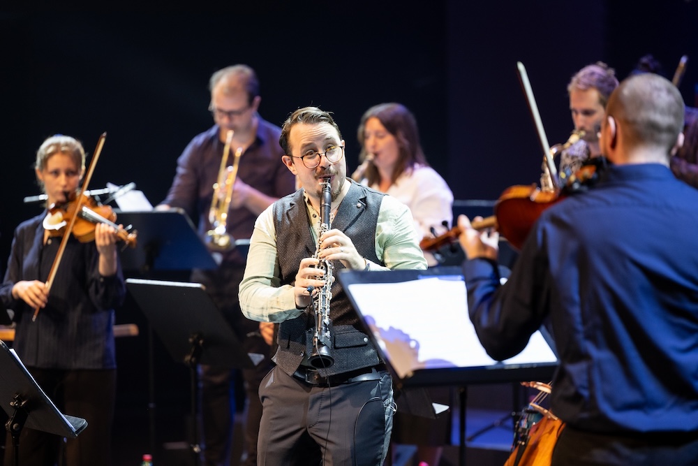 Moritz Weiß inmitten seines Styrian Klezmer Orchestra