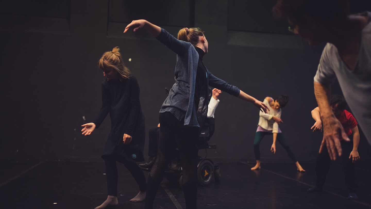 frei tanzende junge Menschen