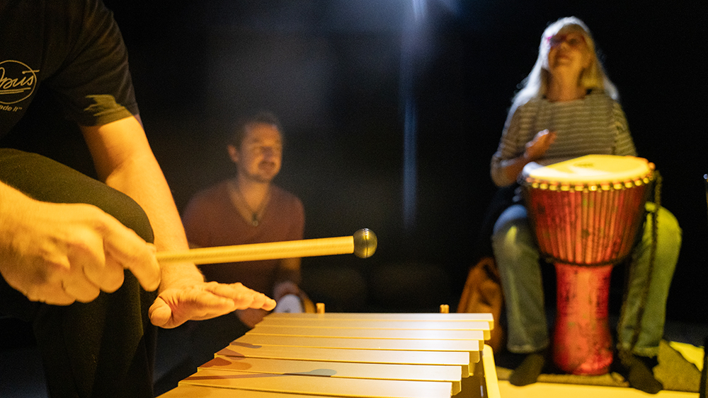 Menschen trommeln gemeinsam