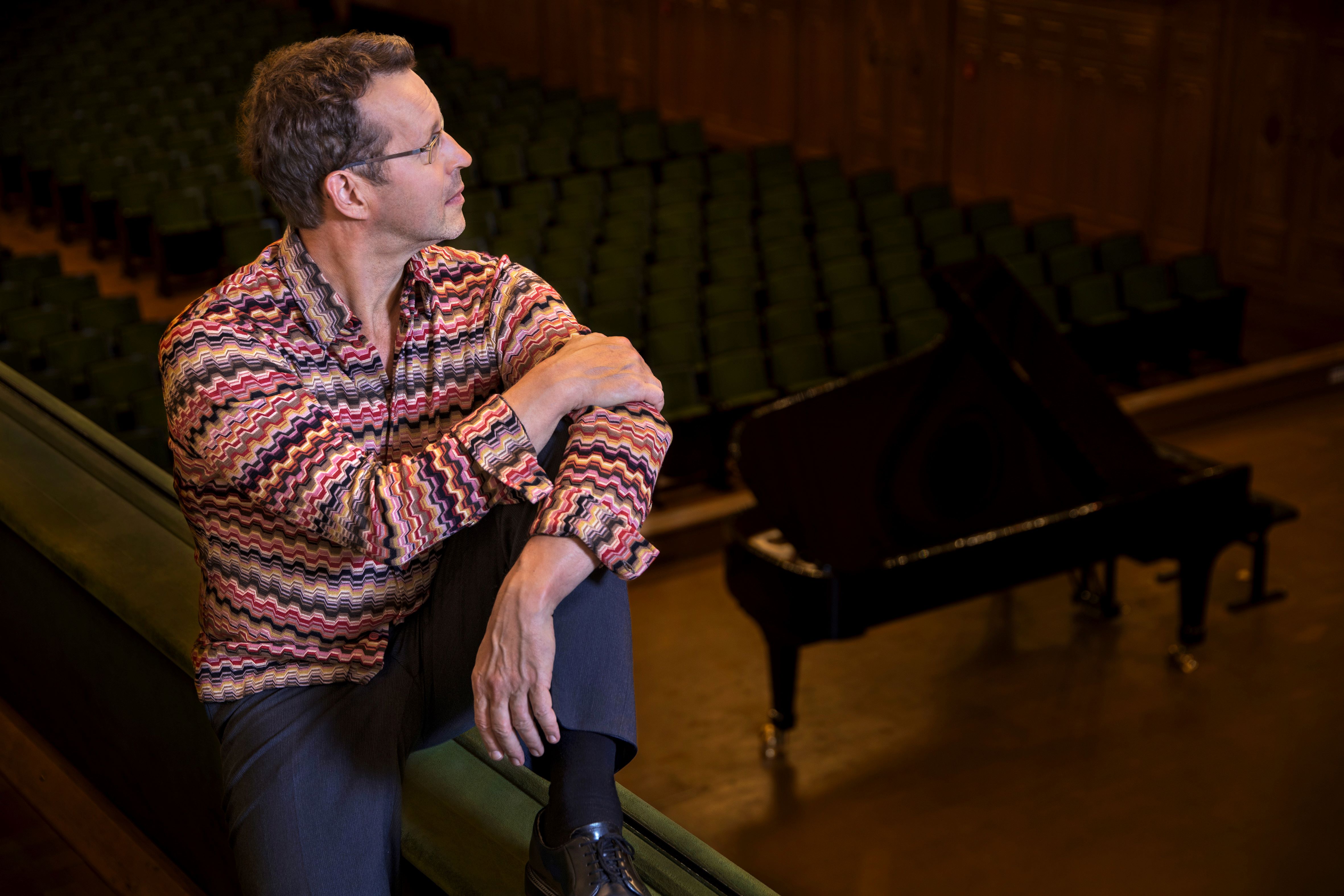 Pianist Christian Schmidt vor seinem Klavier