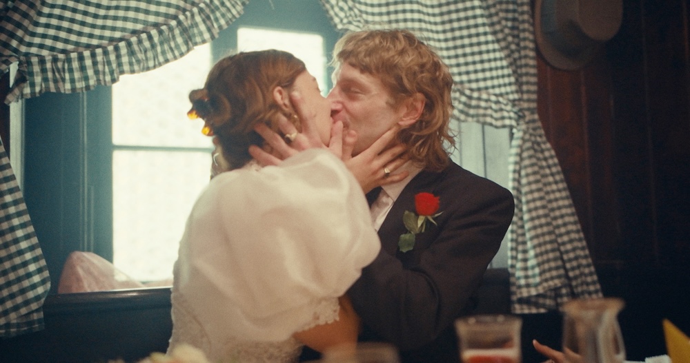 Voodoo Jürgens_Federkleid_D26_02 © Marianne Andrea Borowiec