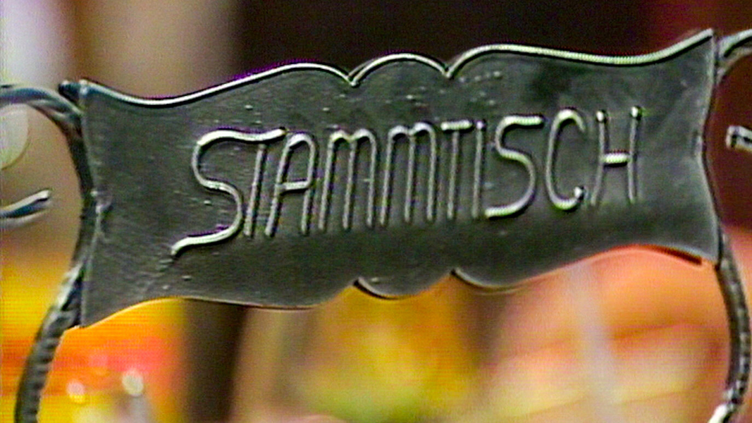 Still-aus-Alltagsgeschichte_Am_Stammtisch-©-ORF