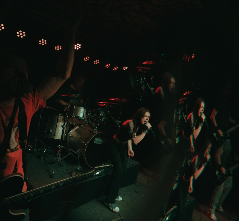 Julia Schuster. Instagram Bloodworst.