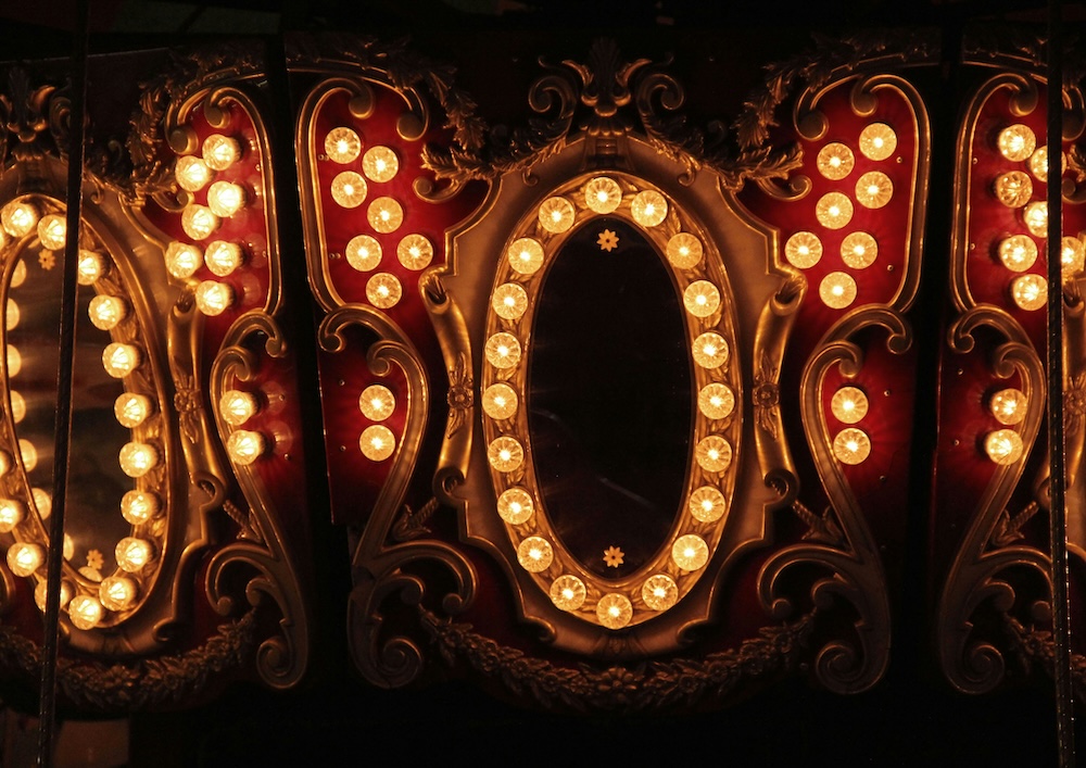 Foto von <a href="https://unsplash.com/de/@giorgiotrovato?utm_source=unsplash&utm_medium=referral&utm_content=creditCopyText">Giorgio Trovato</a> auf <a href="https://unsplash.com/de/fotos/rotes-und-braunes-karussell-STZhty8tg3c?utm_source=unsplash&utm_medium=referral&utm_content=creditCopyText">Unsplash</a>