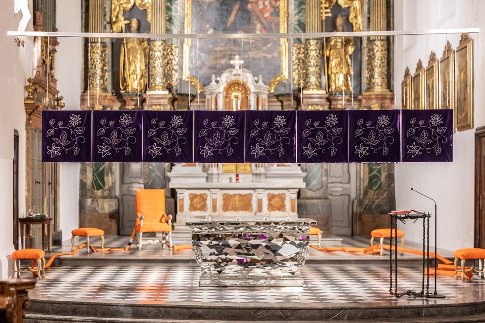Elisabeth Gschiel: Fastenzeitinstallation  | St. Andrä Kirche