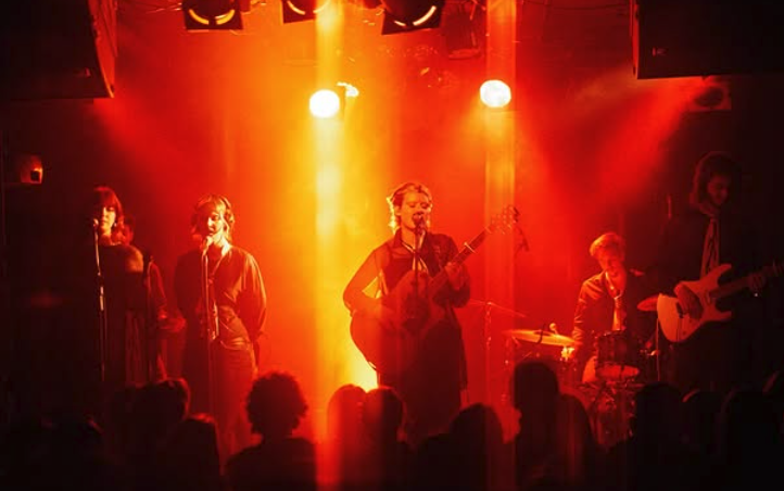 crna_in_bela. Instagram dora.tomori.