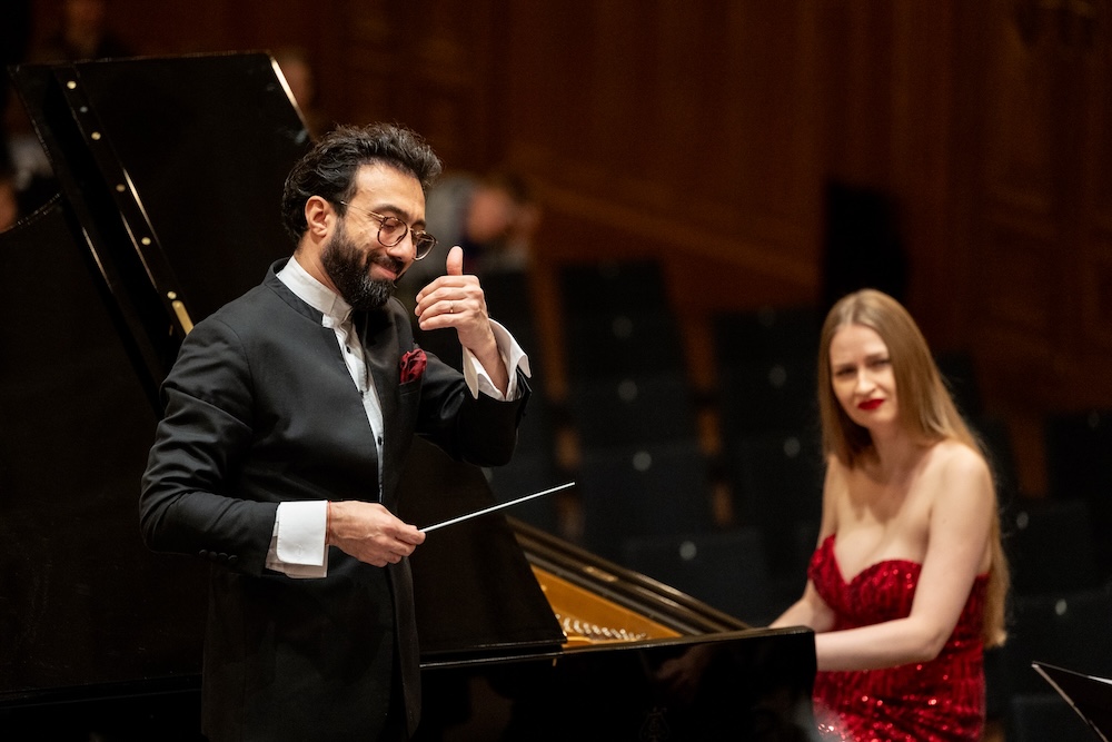 Fuad Ibrahimov dirigiert, dahinter Pianistin Kristina Miller