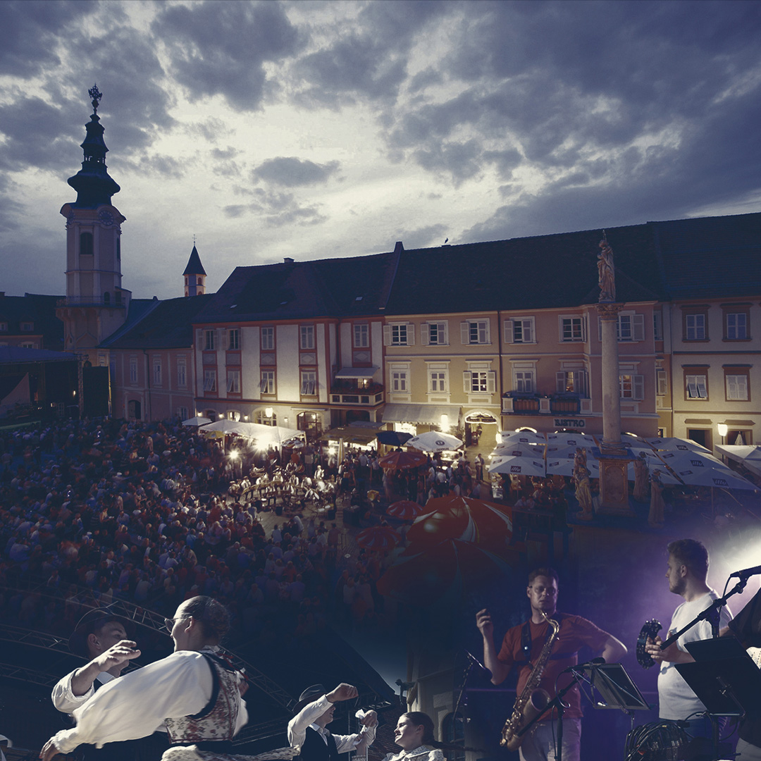 Panoramablick auf eine lebhafte Altstadt Bad Radkersburg am Abend mit vielen Besucherinnen und Besuchern auf einem Platz, umgeben von historischen Gebäuden und einem Kirchturm. Im Vordergrund eine Collage von Festivalszenen: Tanzgruppen in traditionellen Trachten bei einer Aufführung sowie Musiker auf der Bühne, die die Atmosphäre eines kulturellen Open-Air-Events prägen.