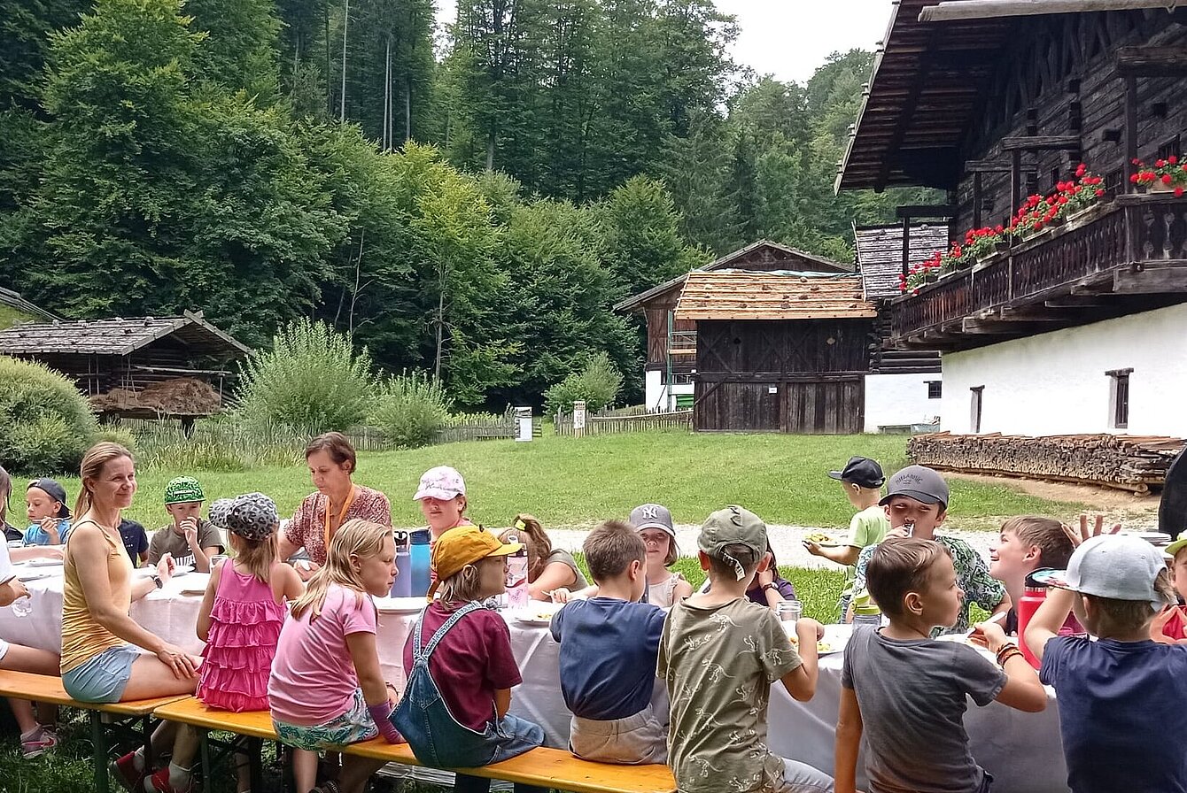 Gemeinsames Essen in der Ferienwoche für Kinder im Museumstal