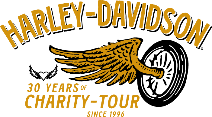 Goldenes Harley-Davidson Jubiläumslogo zum 30-jährigen Bestehen der Charity-Tour. Oben im Bogen steht „HARLEY-DAVIDSON!“, darunter ein geflügeltes Motorradrad. Unten links ein kleines geflügeltes Herz und der Text „30 JAHRE CHARITY-TOUR SEIT 1996“. Alles auf weißem Hintergrund.