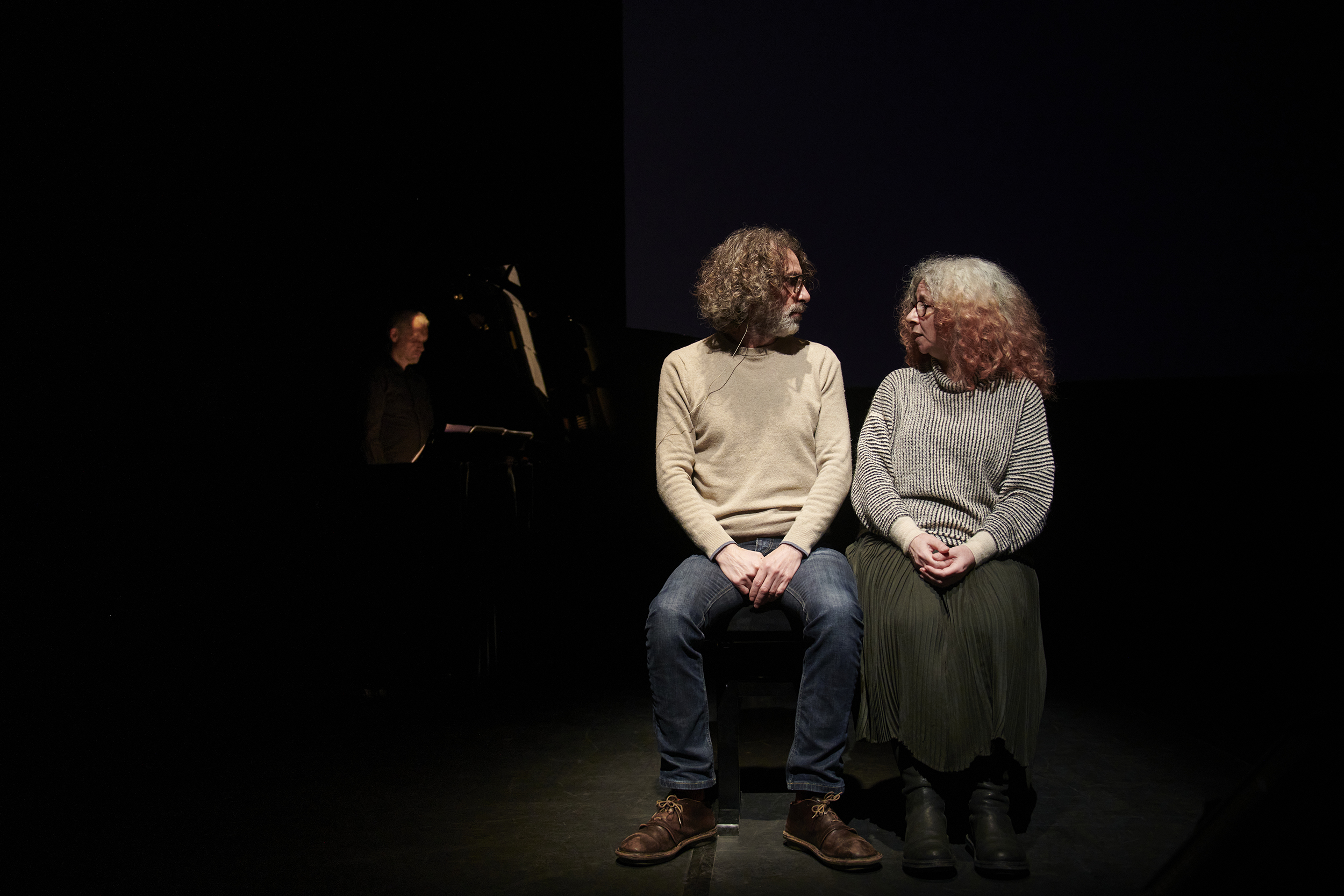Lina Majdalanie & Rabih Mroué, „Four Walls and a Roof“ (2024)